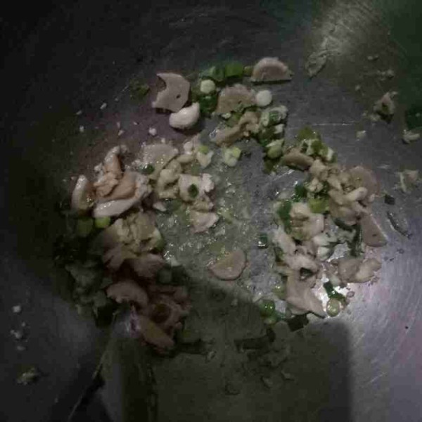 Masukkan bakso yang sudah di potong, ayam suwir dan daun bawang. Tumis sampai layu.