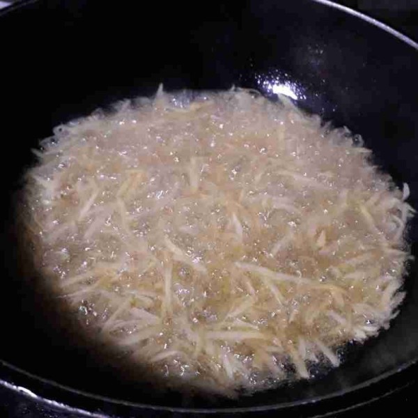 Panaskan minyak, goreng parutan ubi secara bertahap hingga kering dan renyah.