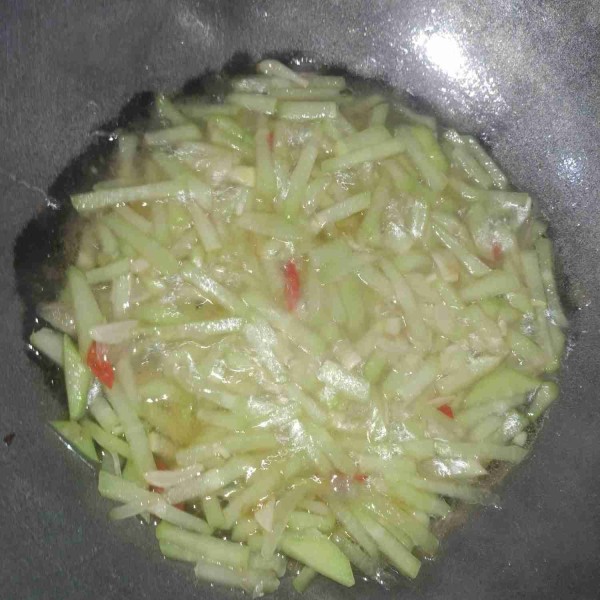 Bumbui dengan garam, gula, dan kaldu bubuk. Masak terus sampai labu matang, cek rasanya. Angkat dan siap dihidangkan.