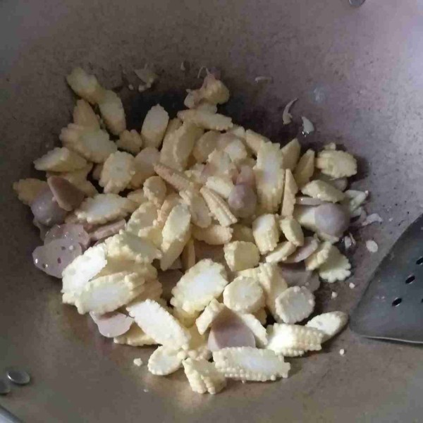 Masukkan jagung semi dan bakso, kemudian aduk hingga merata.
