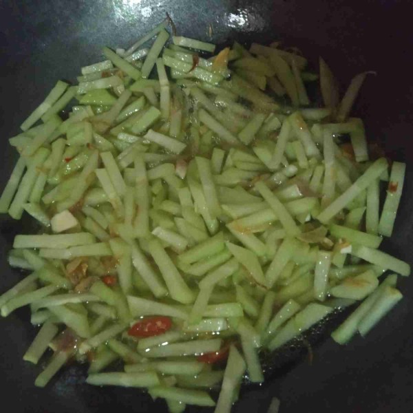 Masukkan air dan labu siam, aduk-aduk sampai mendidih.