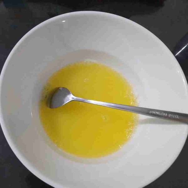 Aduk rata putih telur dan susu cair.