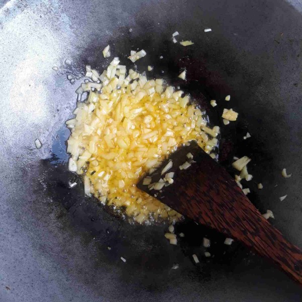 Lelehkan margarine lalu tumis bombay dan bawang putih hingga harum.
