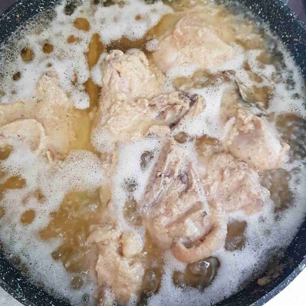 Setelah air menyusut,masukkan minyak goreng kemudian goreng ayam dengan api sedang hingga matang kecoklatan.