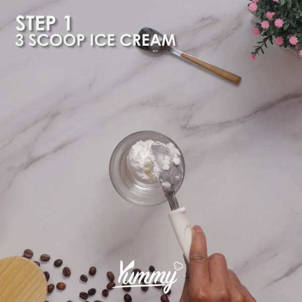 Siapkan gelas saji lalu masukkan 3 scoop ice cream ke dalam gelas.