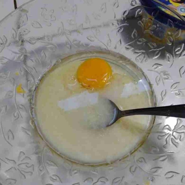 Sambil menunggu buat adonan vlanya dulu. Tuangkan kental manis, air, dan 1 butir telur ke dalam wadah, aduk hingga rata.