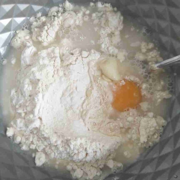 Campurkan tepung terigu, tapioka, telur, dan air. Aduk rata sampai tidak bergerindil.