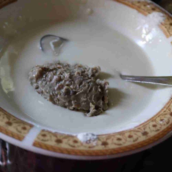 Bahan tepung: masukan semua bahan dalam satu mangkuk, aduk rata hingga kental dan masukkan satu sendok adonan kacang sampai tertutupi adonan terigu.