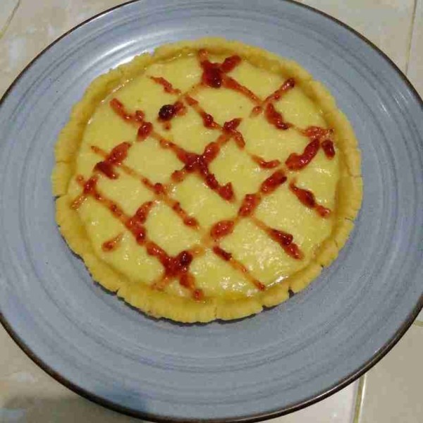 Pie siap diangkat dan disajikan dengan selai strawberry.