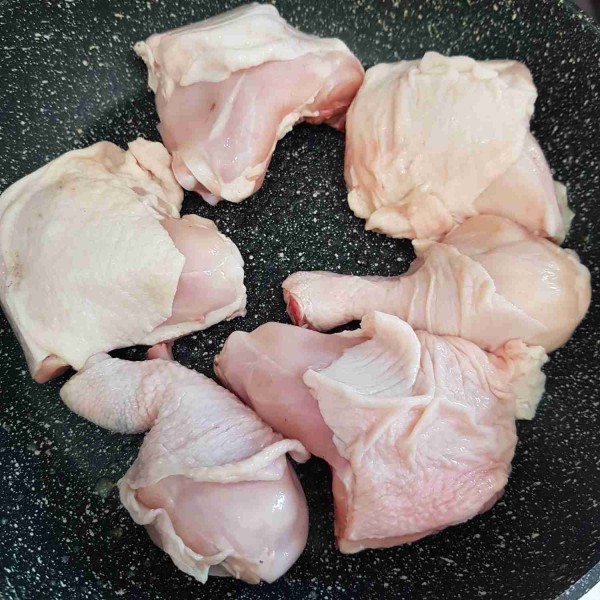 Siapkan penggorengan kemudian masukkan potongan daging ayam.