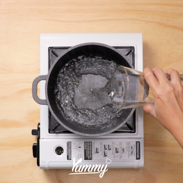 Siapkan air di dalam panci, campurkan dengan bubuk dashi, aduk rata. Masak hingga mendidih.
