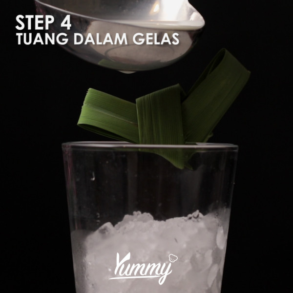 Siapkan gelas atau cangkir lalu tambahkan es batu dan tuangkan wedang uwuh kedalamnya.