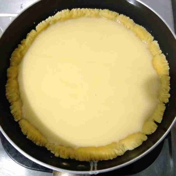 Setelah siap, tuangkan vla ke dalam kulit pie yang sudah dimasak selama 5 menit. Tutup rapat kembali dan tunggu selama 10-15 menit (sesuai besar api).