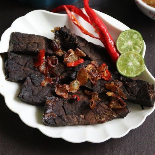 Goreng paru yang sudah direbus kemudian tata di atas piring.