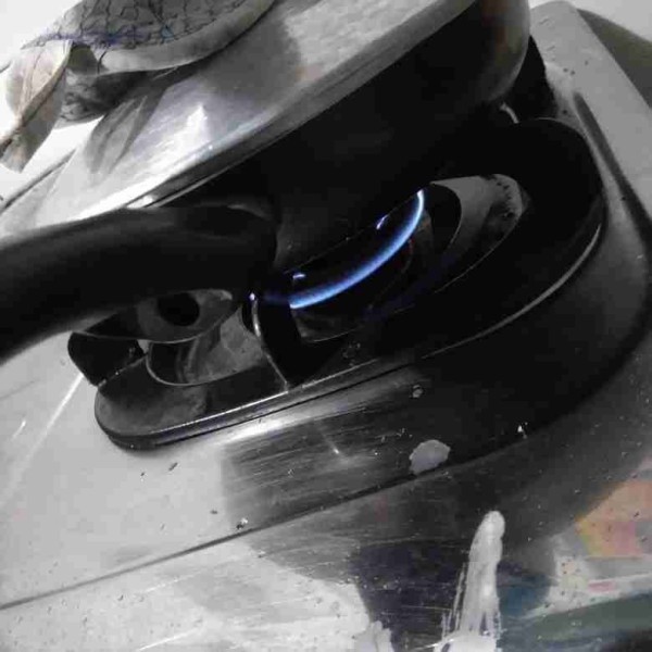 Masak dengan api sangat kecil, tunggu hingga 5 menit.
