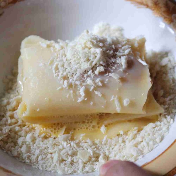 Masukkan ke dalam tepung roti, guling-gulingkan agar tertutup tepung roti.