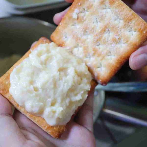 Masukkan satu sendok makan adonan tape di atas cracker lalu tumpuk.