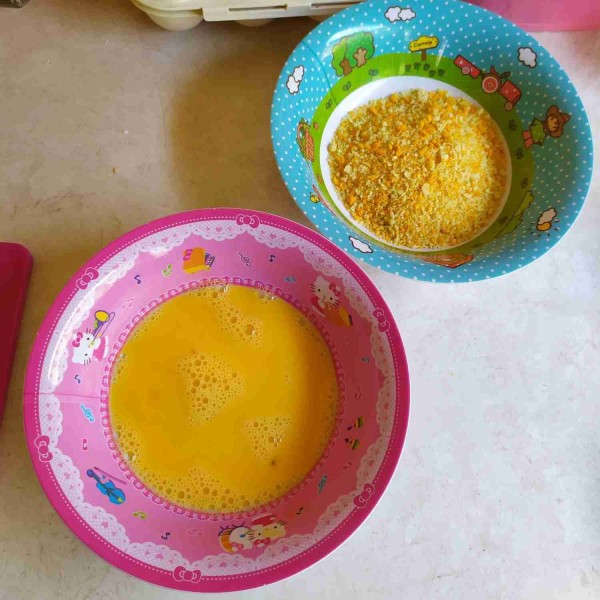 Siapkan bahan pelapis di dua wadah berbeda. Kocokan telur bisa ditambahkan sedikit air supaya lebih cair.