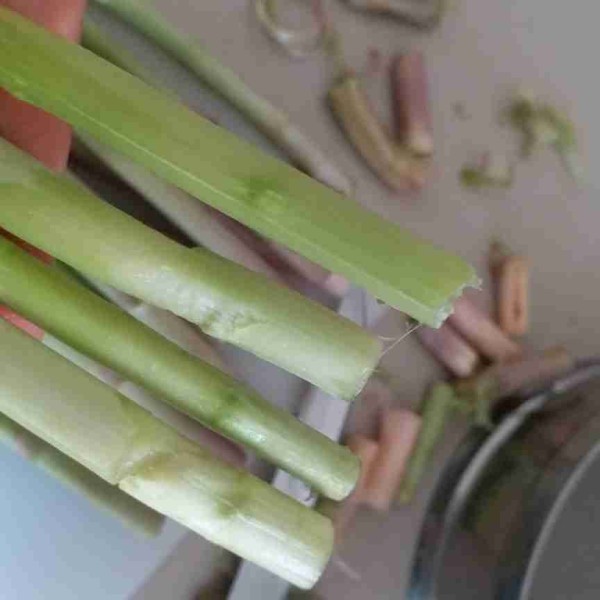 Serut sedikit bagian bawah asparagus kira-kira 10 cm setelah dipotong.