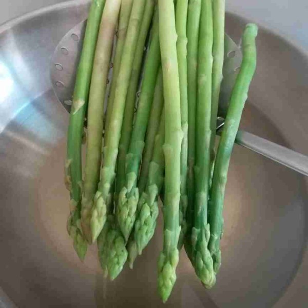 Panaskan air lalu blansir asparagus sebentar.