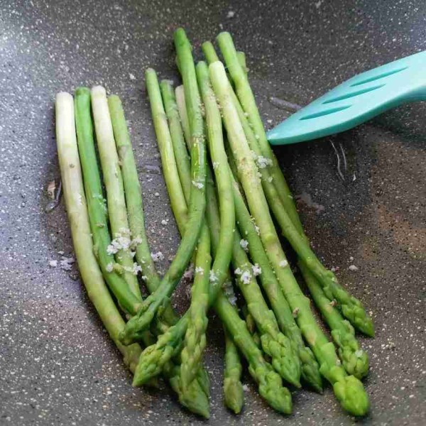 Panaskan olive oil lalu masukkan asparagus, bubuhi sea salt, dan lada bubuk. Aduk rata, masak kira- kira 1-2 menit. Sajikan