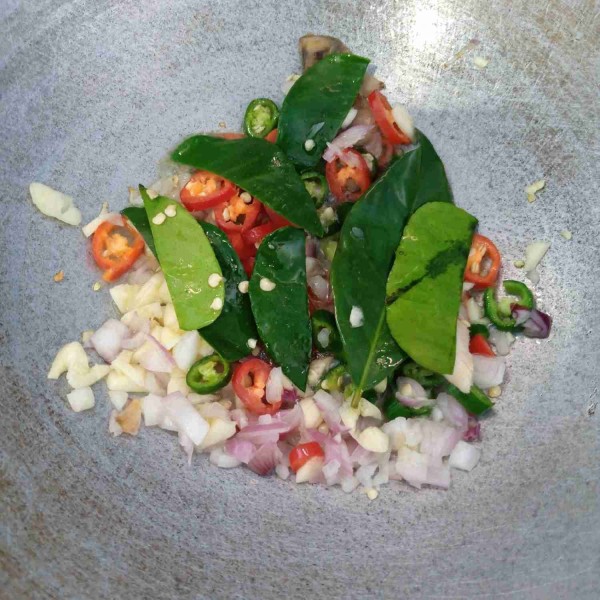 Tumis bumbu sampai layu dan harum.