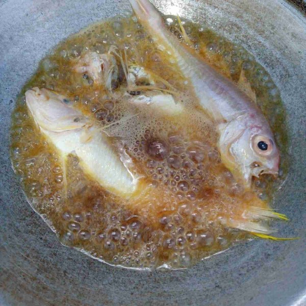 Cuci bersih ikan kemudian lumuri dengan jeruk nipis. Diamkan selama 5 menit. Cuci bersih kembali kemudian goreng.