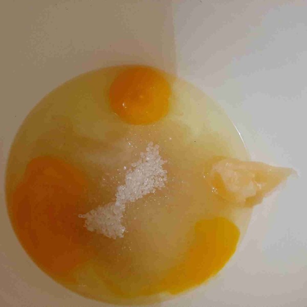 Campurkan telur, gula dan SP, kocok hingga kental berjejak.