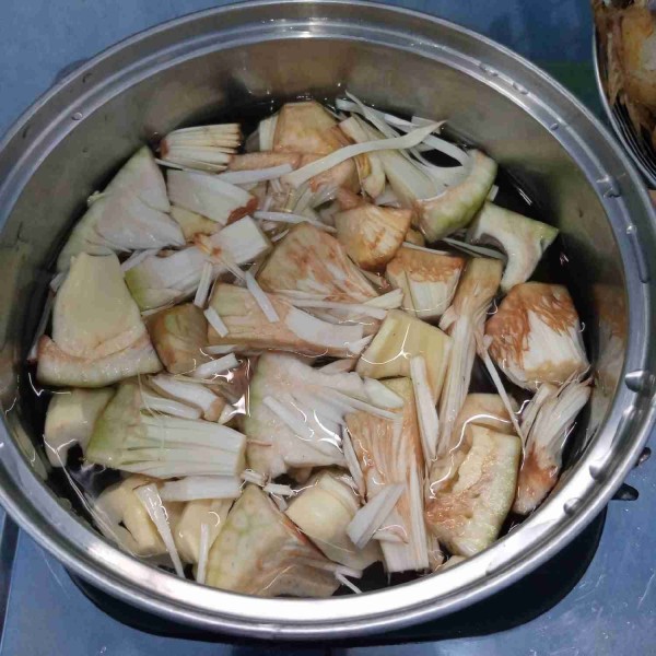 Rebus nangka muda sampai empuk kemudian sisihkan.