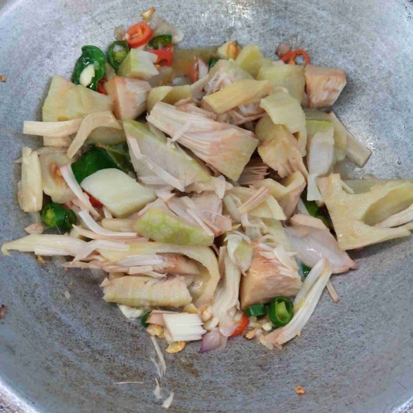 Masukkan nangka muda dan secukupnya air kemudian aduk hingga rata.