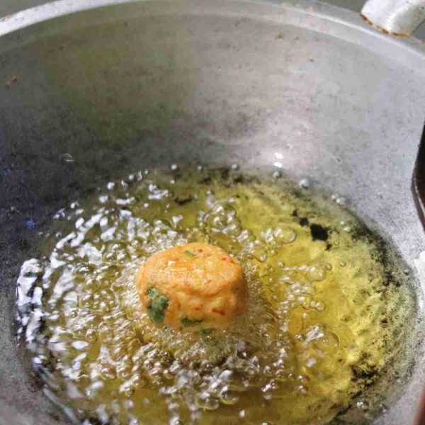 Goreng bola tahu isi bakso ke dalam minyak panas menggunakan api sedang hingga kuning keemasan. Angkat dan tiriskan setelah matang. Sajikan.