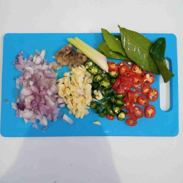 Siapkan bahan bumbu yang akan ditumis.