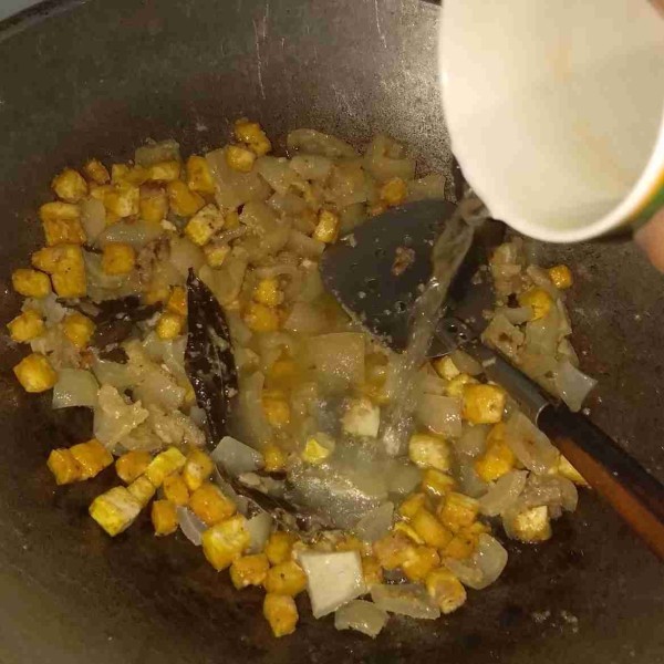 Masukkan kikil, tahu dan air secukupnya.