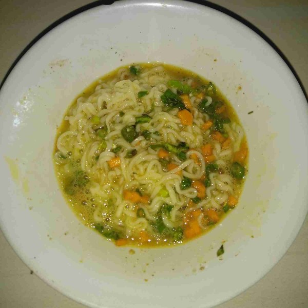 Masukkan mie dan wortel yang sudah di iris dadu, kemudian aduk hingga semua merata.