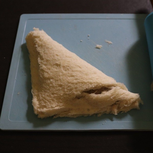 Lipat roti membentuk segitiga.