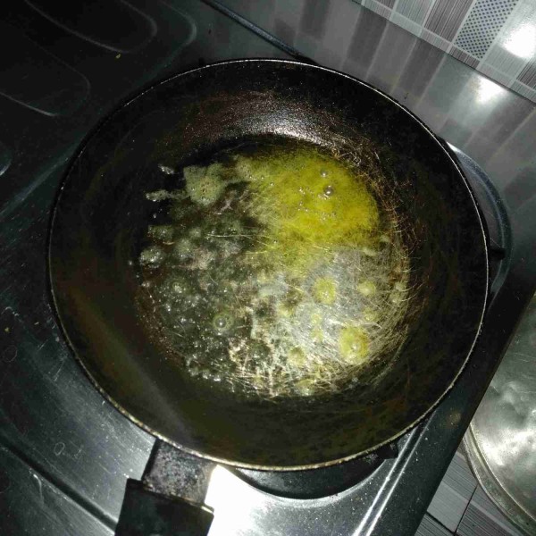 Panaskan margarine, masukkan telur yang sudah tercampur dengan semua bahan.