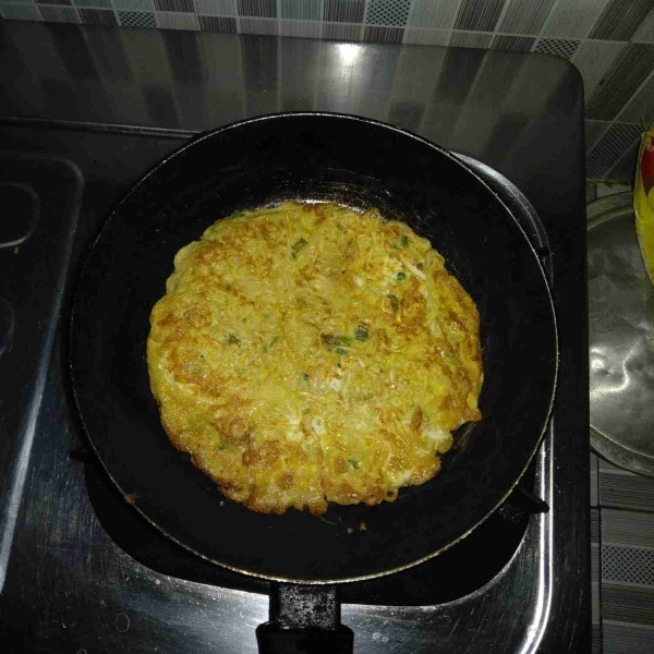 Masak telur sampai matang dengan api kecil, jangan lupa untuk membolak-balik agar matang sempurna. Angkat dan sajikan.