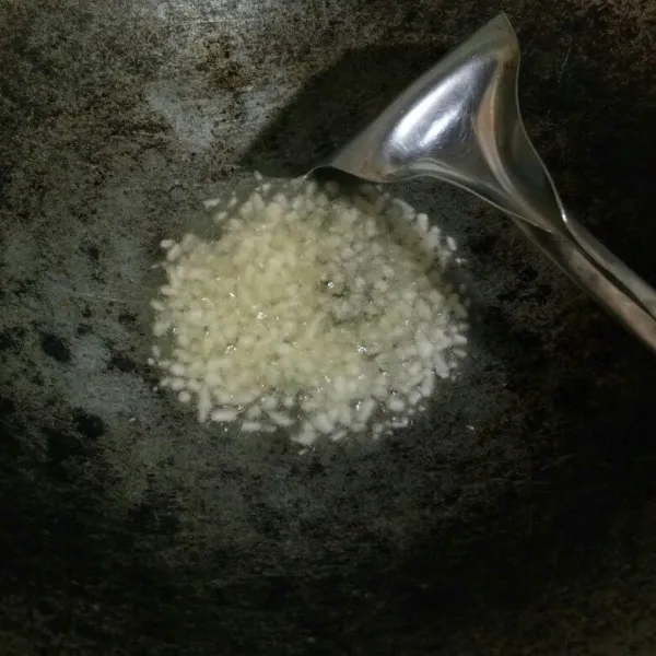 Panaskan minyak kemudian tumis bawang putih hingga harum.