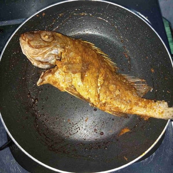 Bakar ikan diatas teflon sambil diolesi bumbu. Angkat dan sajikan dengan sambal.