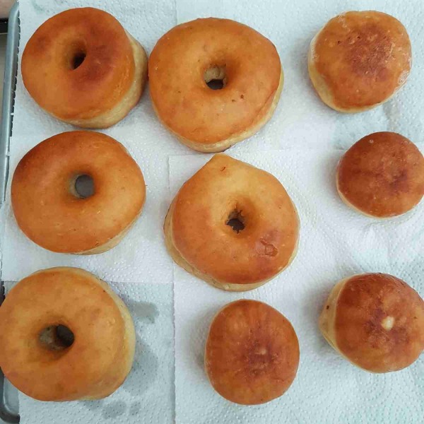 Setelah 45 menit dan mengembang, goreng donat di dalam minyak panas dengan menggunakan api kecil saja. Goreng donat hingga matang kecoklatan dan cukup 1x balik saja. Setelah matang kecoklatan, angkat dan tiriskan. Siap disajikan dengan topping sesuai selera.