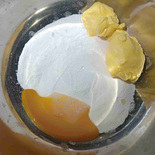 Campur mentega, gula halus dan kuning telur.