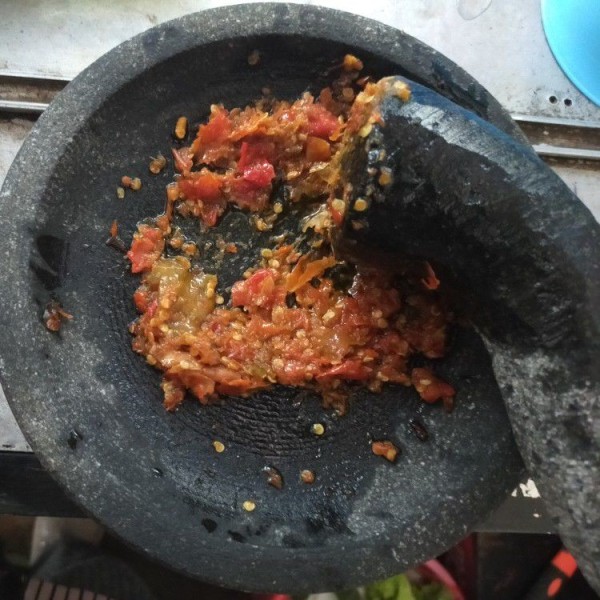 Haluskan 5 siung bawang merah, 3 siung bawang putih, 2 siung buah cabe merah, dan 1/2 buah tomat merah (bumbu halus).