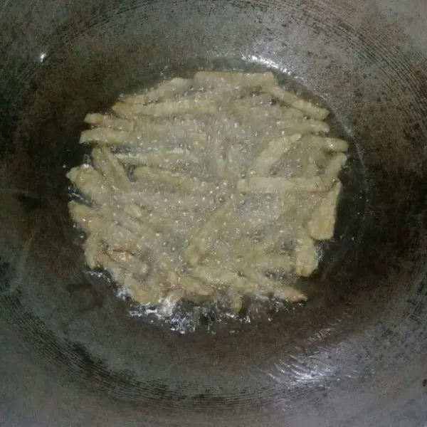 Goreng tempe sampai kecoklatan kemudian tiriskan terlebih dahulu.