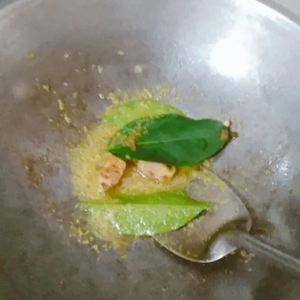 Panaskan minyak, tumis bumbu halus, daun salam, serai, dan lengkuas sampai harum.