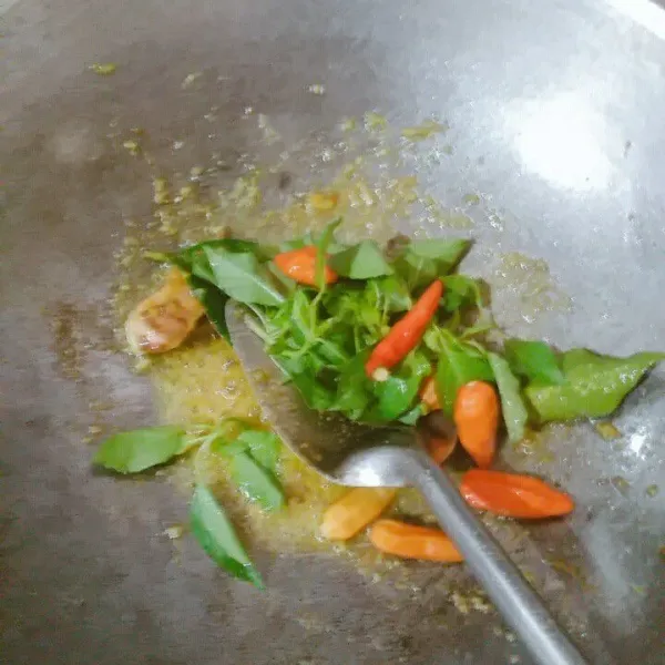 Masukkan kemangi dan cabai.