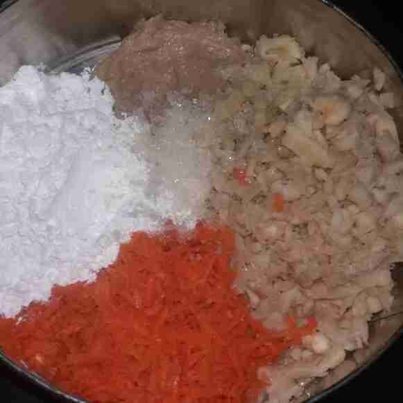 Tambahkan jamur tiram, wortel, tepung tapioka, garam, gula, dan kaldu bubuk.