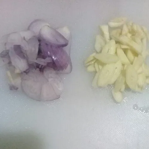 Iris halus 2 siung bawang merah dan bawang putih kemudian sisihkan.