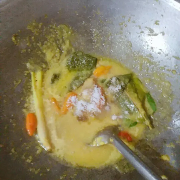 Tambahkan air, garam, gula, lada, ketumbar, dan penyedap rasa.