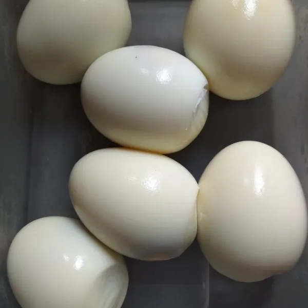 Siapkan telur yang sudah direbus dan dikupas. Sisihkan.