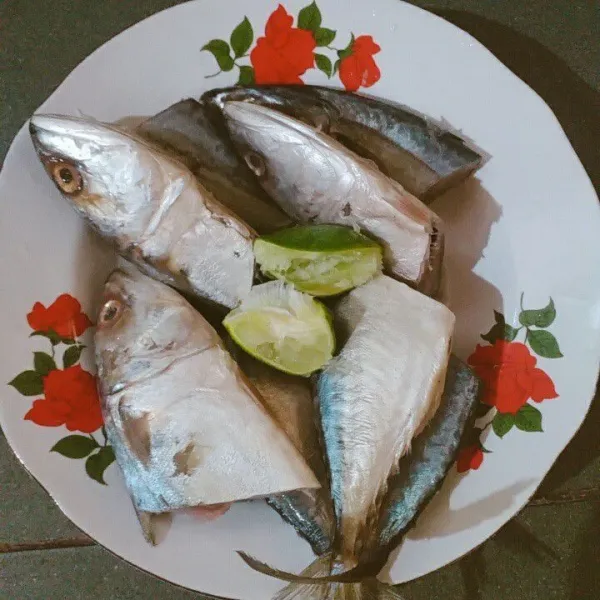 Bersihkan ikan kemudian lumuri dengan perasan jeruk nipis. Diamkan selama 10 menit lalu bersihkan kembali.